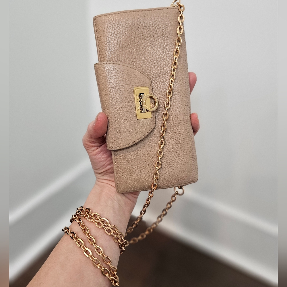 Salvatore Ferragamo Cream Wallet/Crossbody Chain Bag - Picture 3 of 16
